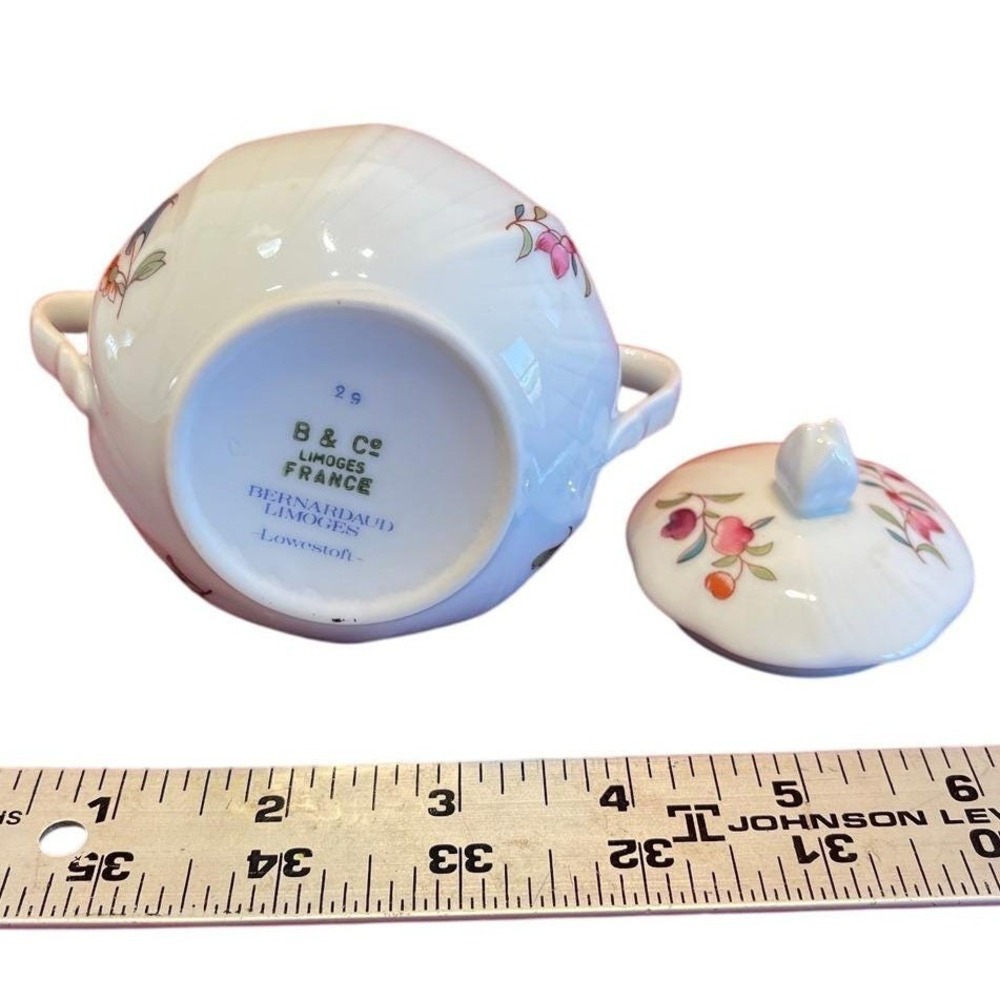 Bernardaud Limoges France Lowestoft Porcelain Lidded Sugar Bowl Floral White - Picture 6 of 6